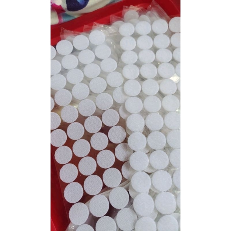 ตีนตุ๊กแกวงกลมแบบขาวขนาด2ซม.100คู่77บ.มีกาวในตัวสำหรับติดวัสดุนน.เบาทั่วไปหรือสื่อการสอนสำหรับเด็ก