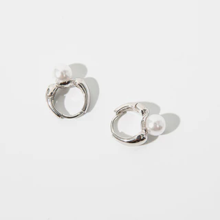 ✅พร้อมส่ง🔥 LILY.C ต่างหูห่วงเงิน S925 ประดับไข่มุก 1คู่ หรูหรา 925 sterling silver pearl earrings