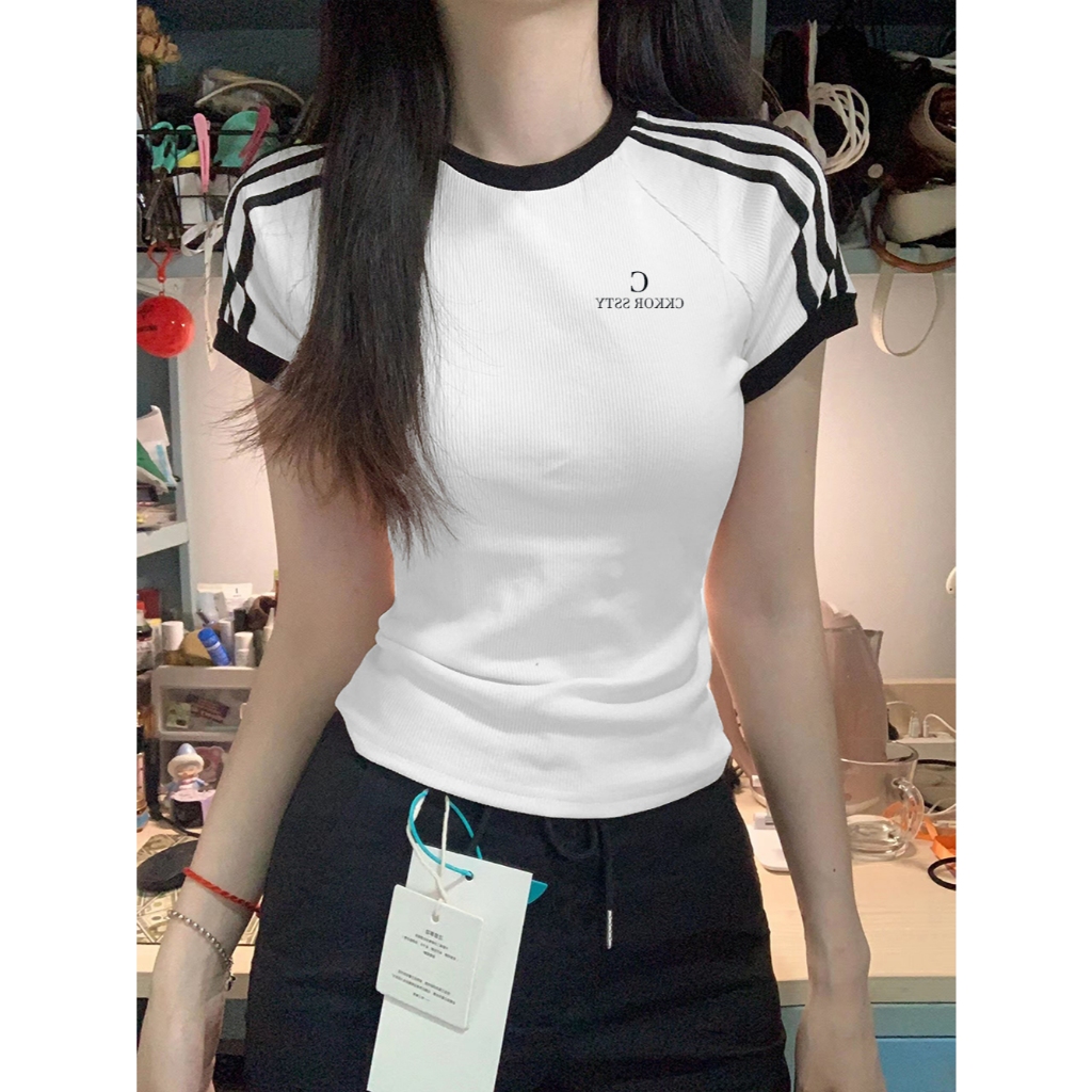 เสื้อยืดครอปลายทาง Raglan สไตล์มินิมอล เข้ารูป พรางหุ่น เหมาะสำหรับฤดูร้อน