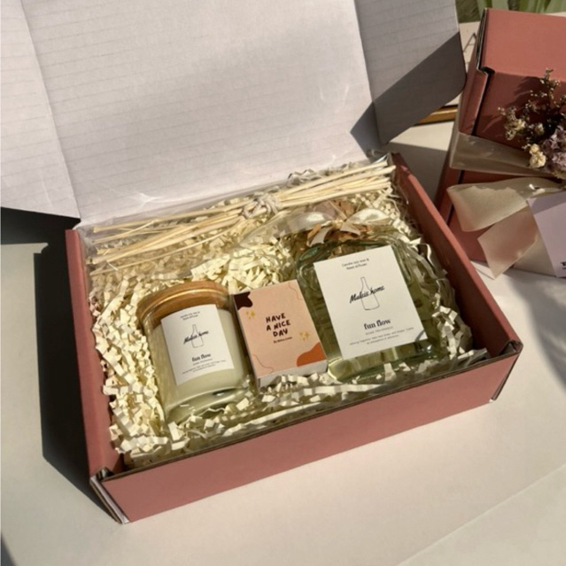 Gift set G40 ของขวัญเทียนหอม60 mlฝาไม้ + ไม้หอมกระจายกลิ่น 80 ml กล่องสีชมพู ของขวัญงานแต่งงาน – โปรปัง