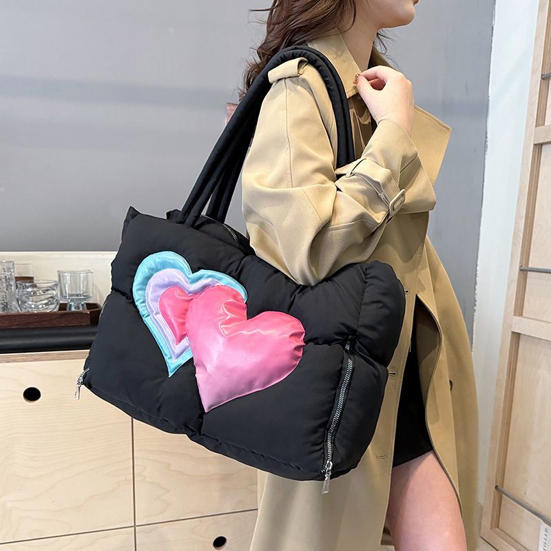 COCOA  Tote Bagกระเป๋าโท้ทดาวน์สตรีแฟชั่น,กระเป๋าสะพายไหล่ความจุขนาดใหญ่,พกกระเป๋าโท้ทที่มีลายรูปหัวใจ