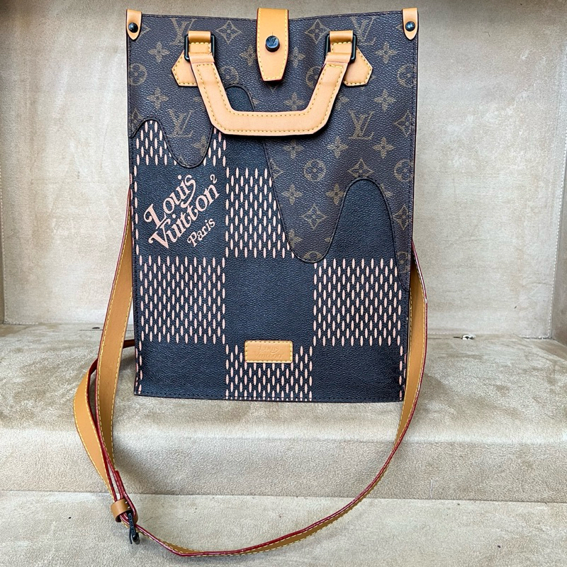 พร้อมส่งงานSuper VVIP มือ2สภาพสวยใหม่มากSize13.8x9.8x5.1 นิ้ว