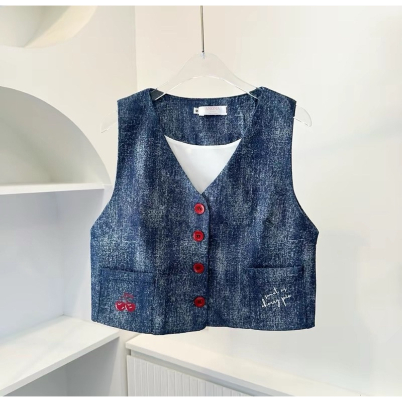 เสื้อกั๊กผ้ายีนส์ปักลายเชอรี่ มีกระเป๋า ร้าน Anona Story