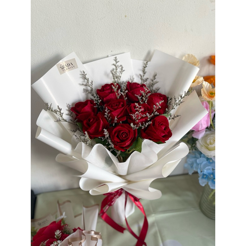 ช่อกุหลาบกำมะหยี่  9 ดอก ช่อใหญ่ช่อดอกไม้ ของขวัญ ปัจฉิม รับปริญญา วันเกิด วันครบรอบ