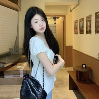 เสื้อยืดแขนสั้นสีขาว ดีไซน์มินิมอล เหมาะกับทุกโอกาส