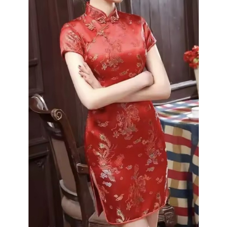 ชุดกี่เพ้าหญิง แขนสั้น ผ่าข้าง ลายดอก เข้ารูป สไตล์จีน (สีแดง) รุ่น2025 NEW