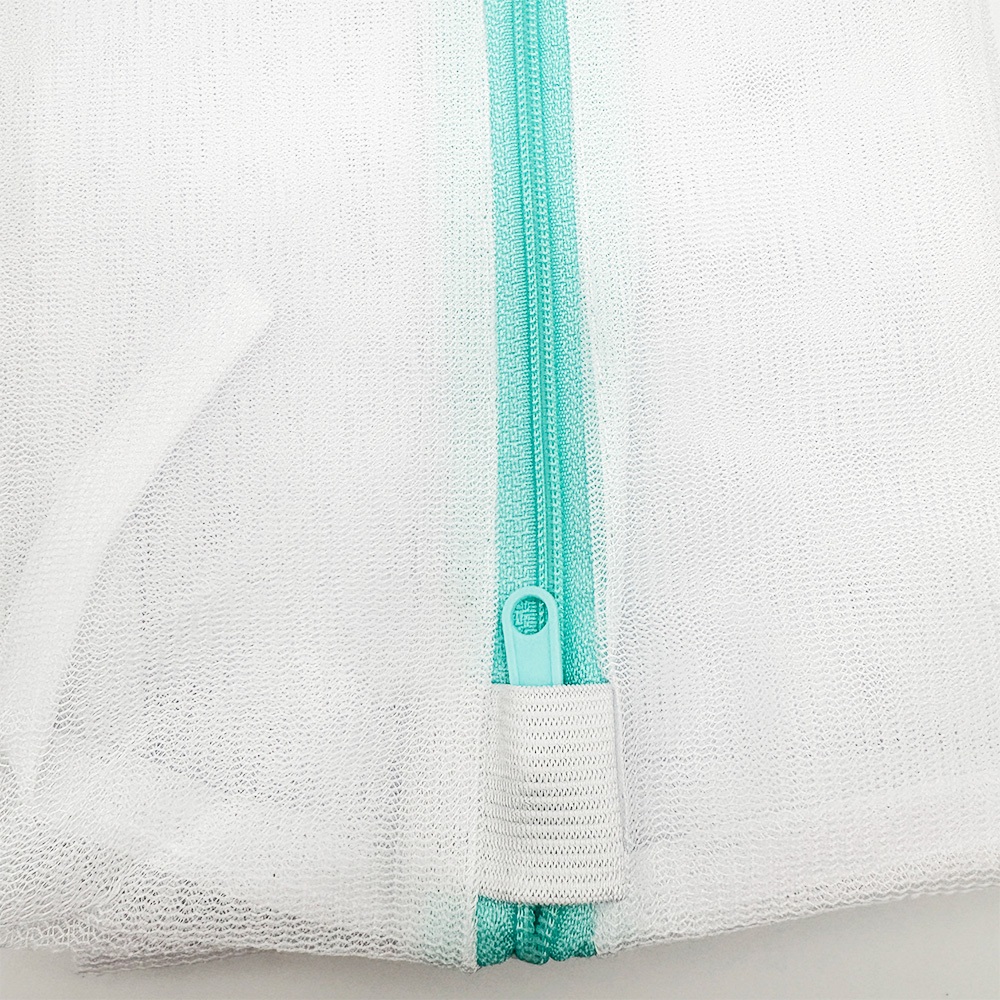 ไดโซ ถุงตาข่ายซักผ้าไซซ์จัมโบ้ทรงสี่เหลี่ยมตาถี่ 60 x 60 ซม.