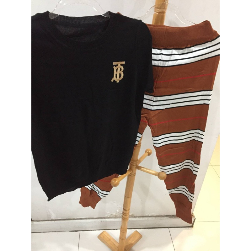 [Fashion] ชุดเซ็ตไหมพรมนิตติ้ง เสื้อแขนสั้นปักอก+กางเกงขายาวลายน้ำตาลขาว