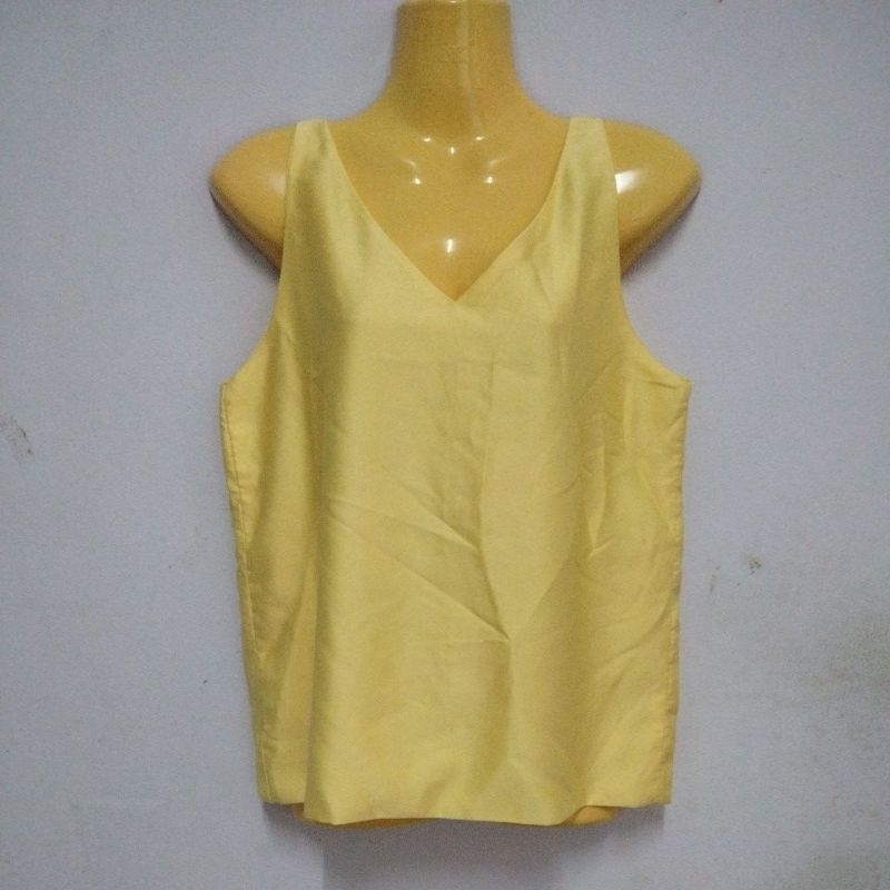 เสื้อแขนกุด คอวี ผ้ามันลื่น ติดป้าย Proud by up