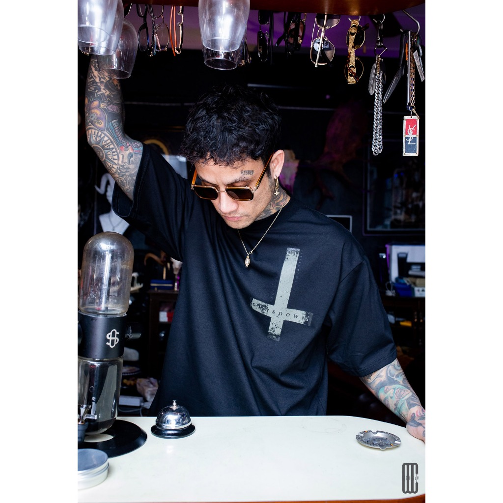 เสื้อยืดคอฟิตสีดำ 𝐆𝐔𝐍𝐒𝐃𝐎𝐖𝐍® | JANUARY COLLECTION BLACK 01