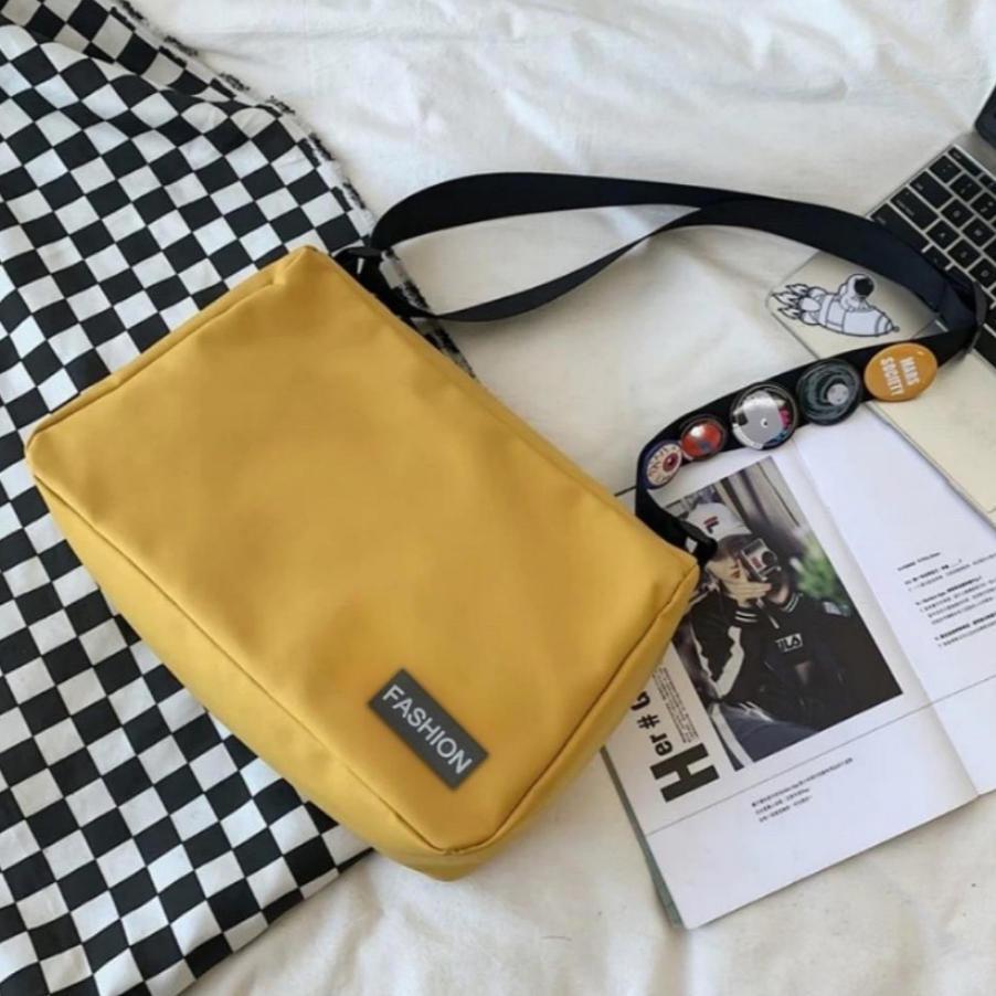 Fashion กระเป๋าสะพายข้าง แฟชั่น ผ้าไนลอน มี1ช่องซิบมาพร้อมเข็มกลัดน่ารักๆ พร้อมส่งจากไทย B-960