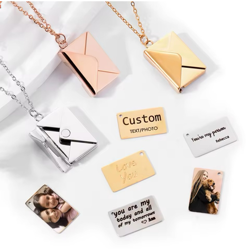 Loteoseu.j ทำ 1-2 วัน สร้อยคอสแตนเลสซองจดหมายพร้อมกล่อง the letter necklace สลักชื่อ+photo