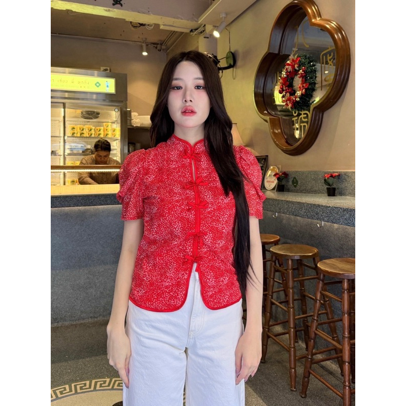 เสื้อลายดอกแบบน่ารัก (ดอกจิ๋วแดง)ตรุษจีนปีนี้จะพลาดไม่ได้ ดีเทลแขนพองๆ ผ้าซาตินพิมลายดอกน่ารักแต่งขอบโบว์สีแดง