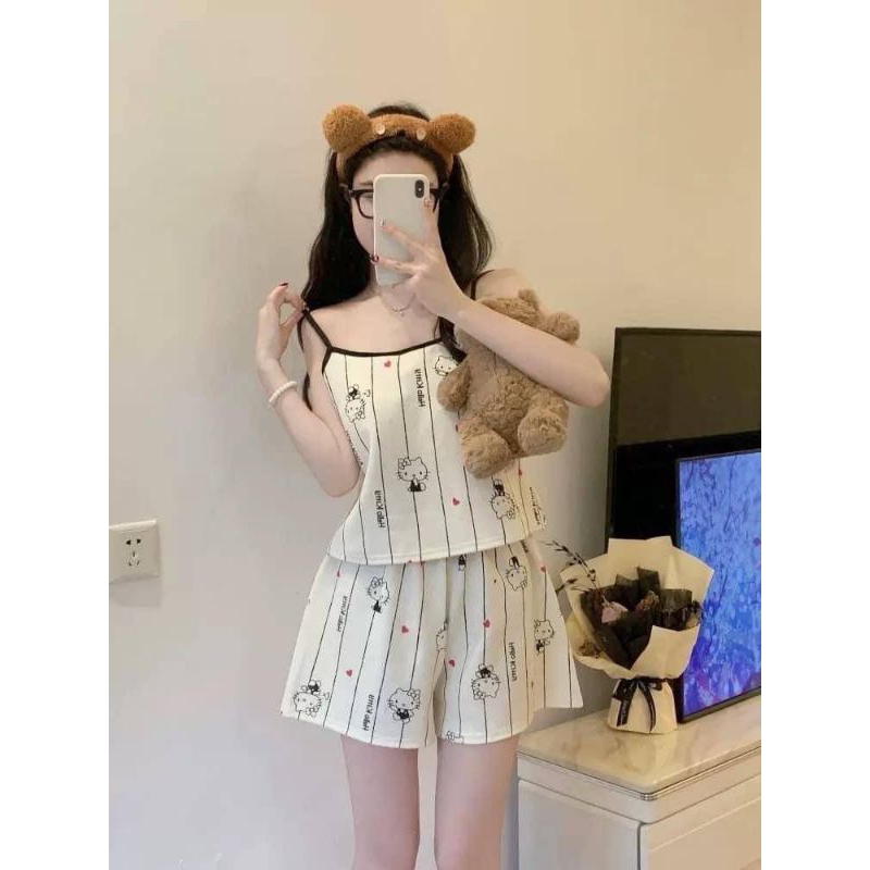 ชุดนอนเสื้อสายเดี่ยวผ้านุ่ม กางเกงขาสั้นลายสวยใส่สบายผ้าไม่ยับ