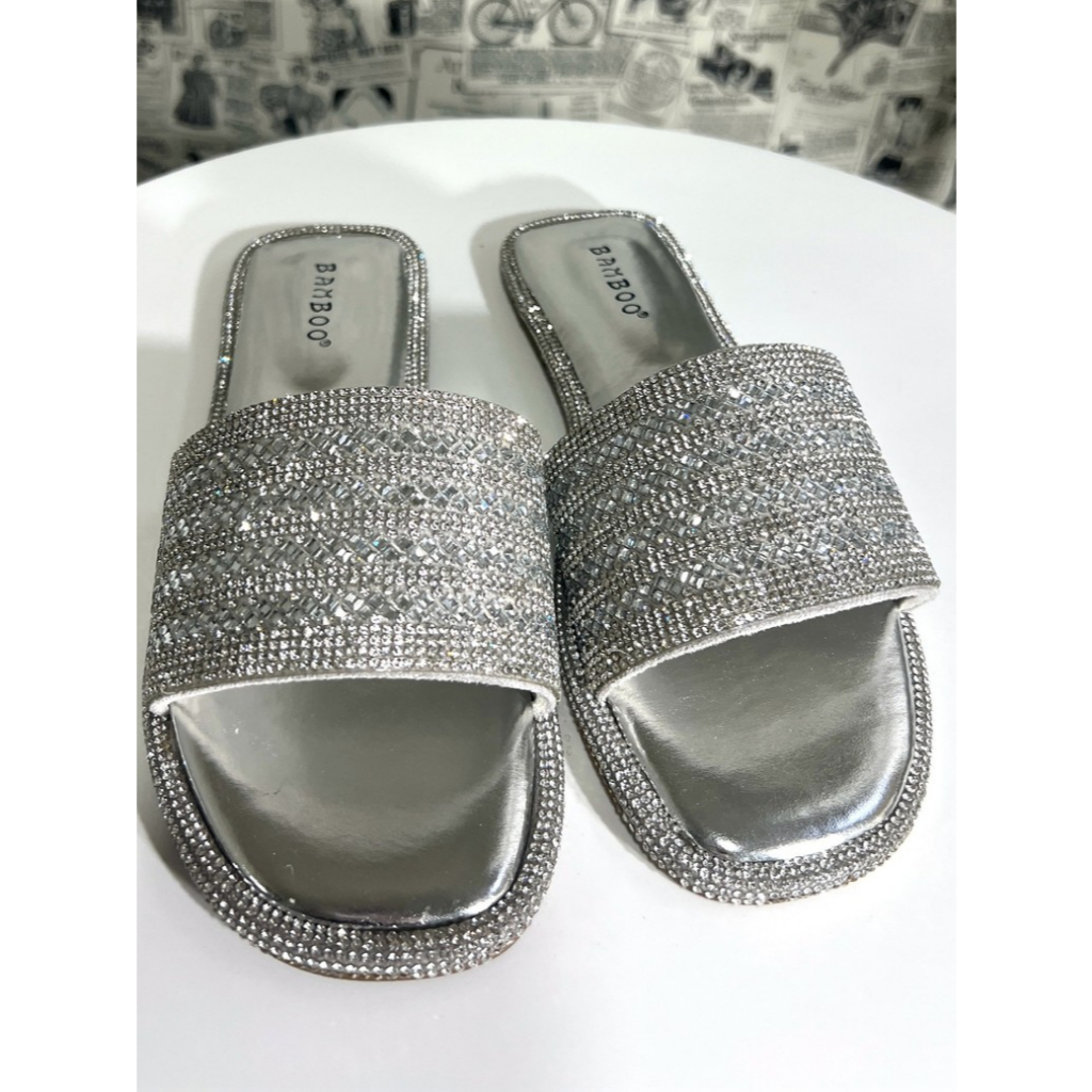 Bamboo Shoes:สุภาพสตรีรองเท้าแตะแบนประดับเพชรสีเงิน