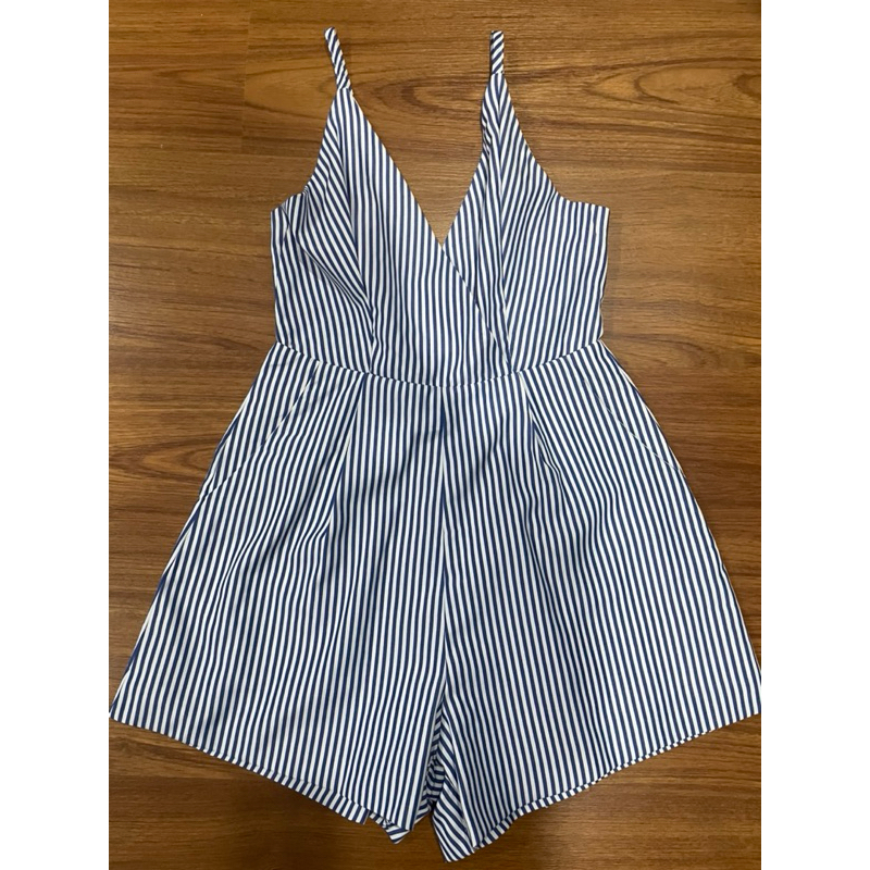 ส่งต่อ จั๊มสูท ขาสั้น ไซส์ S จากร้าน picha brand