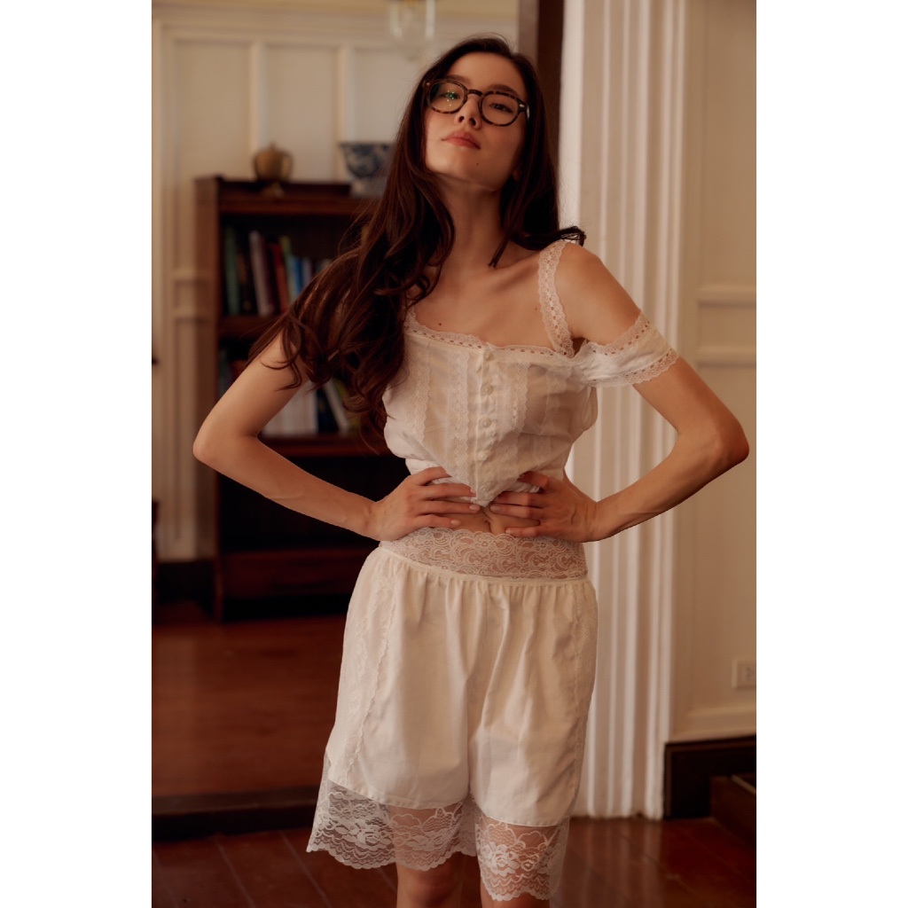 Allur Quarter Aphrodite 3/4 shorts กางเกงเอวต่ำลูกไม้ขาสามส่วน