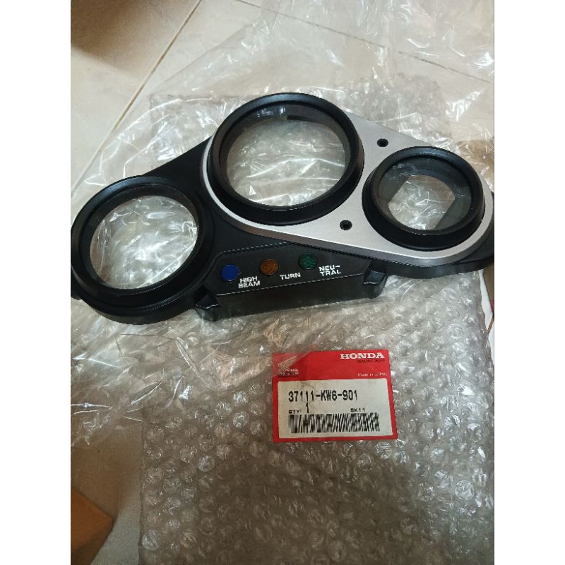 37111-KW6-901 ฝาครอบเรือนไมล์ตัวบน Honda NSR (ตาเหลี่ยม) เสื้อไมล์บน NSR อะไหล่แท้ศูนย์