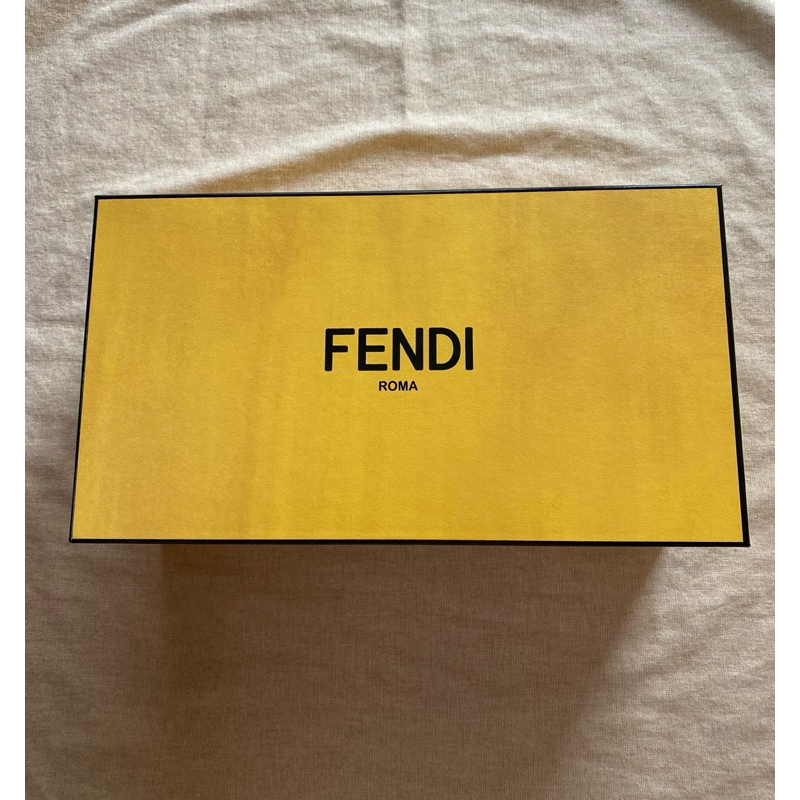 กล่องรองเท้า fendi แท้ 100%