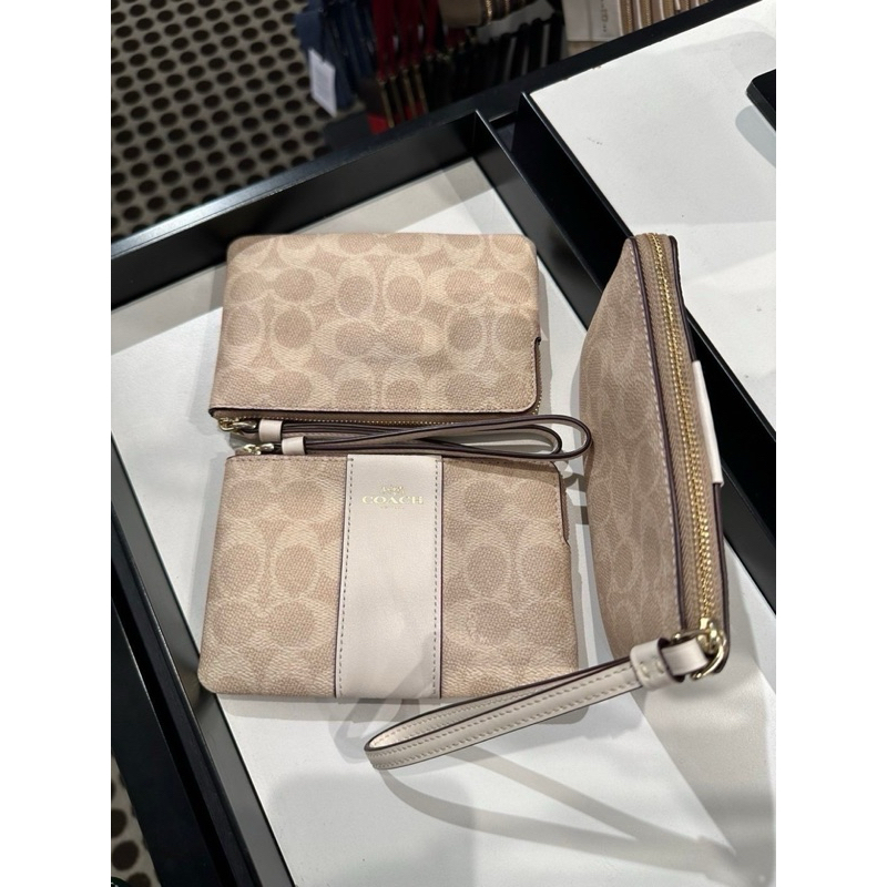 Coach CW854 กระเป๋าคล้องมือ ไซส์ S ซิปเดียว ลายC คาดขาว  หนังลายใหม่ล่าสุดค่ะ