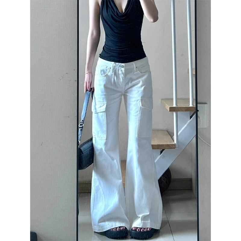 ชุดเอี๊ยมยีนส์ไมโครแฟลร์สไตล์เรโทรสีขาวสำหรับผู้หญิง 2025 ใหม่กางเกงขากว้างเอวต่ำหลวม กางเกงถูพื้นทรงตรงทรงเพรียวบาง