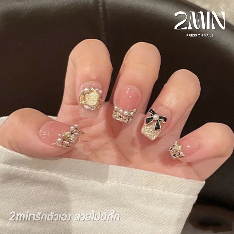 2min เล็บปลอมเจลแท้ แฮนด์เมด ทรงรองบัลเล่ห์สั้นพิเศษ ดีไซน์ด้วยสีนู้ดตรงปลายด้วยสีทอง ดีไซน์ด้วยไข่มุก สไตล์ฝรั่งเศษ