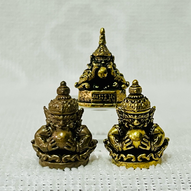พระราหู ทำจากทองเหลืองหรือโลหะ ขนาด 1.5x2.5 เซนติเมตร มี 2 แบบ