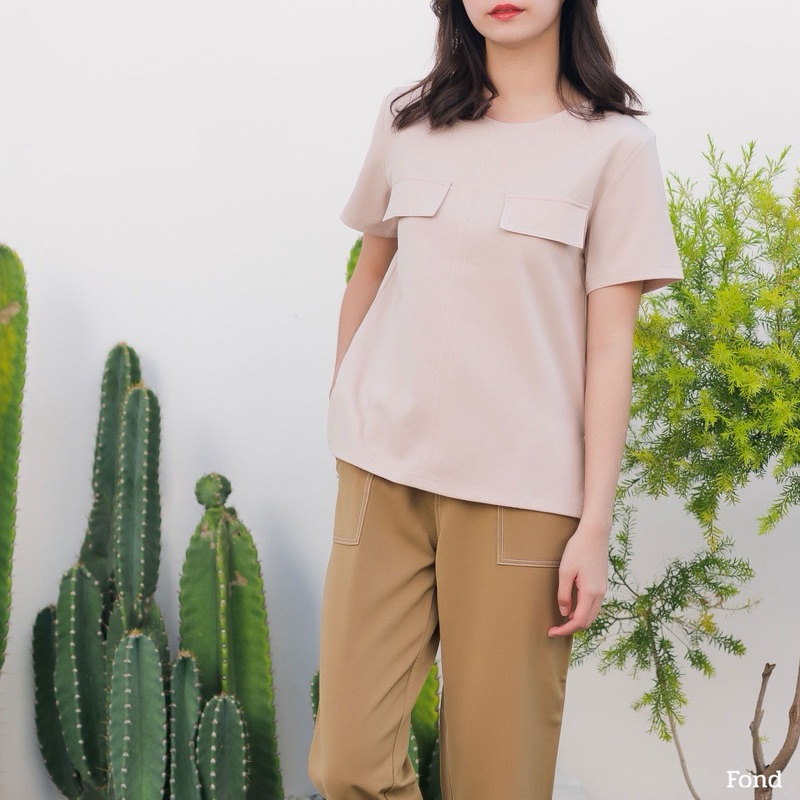 เสื้อแขนสั้นสีครีมมีดีเทลเล่นสีด้าย ร้าน Fond
