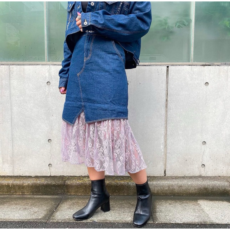 แบรนด์ AS KNOW AS PINKY ญี่ปุ่น แท้💯 กระโปรงยีนส์ สีเข้ม แต่งลูกไม้ ด้านล่าง สามารถถอดออกได้มีกระดุม