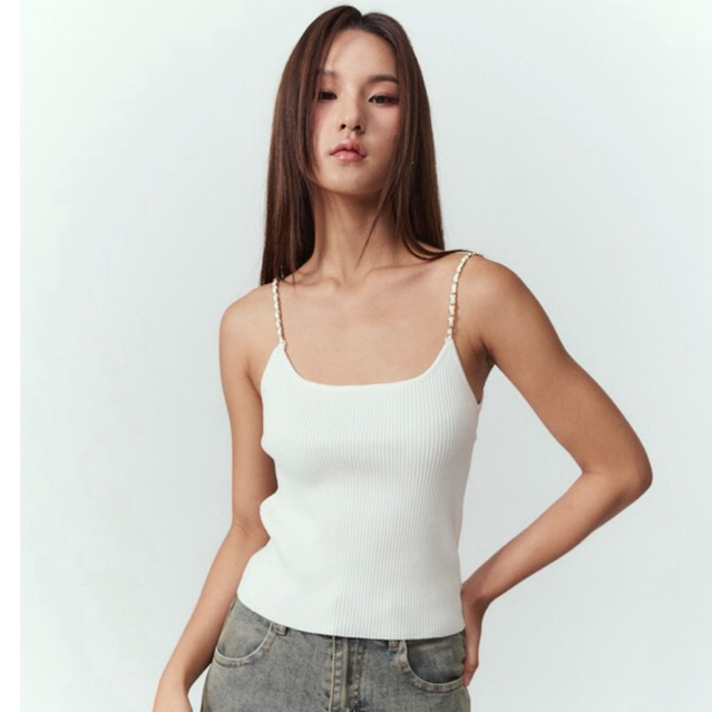 WEEKEND WARDROBE - Gabriela Crop Cami  เสื้อสายเดียวลายโซ่