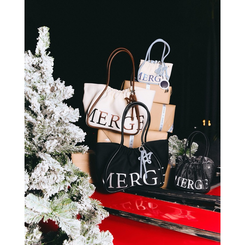 🇹🇭[พร้อมส่งแท้💯%] กระเป๋า>Merge Official - A Day Bag (Size ใหญ่)