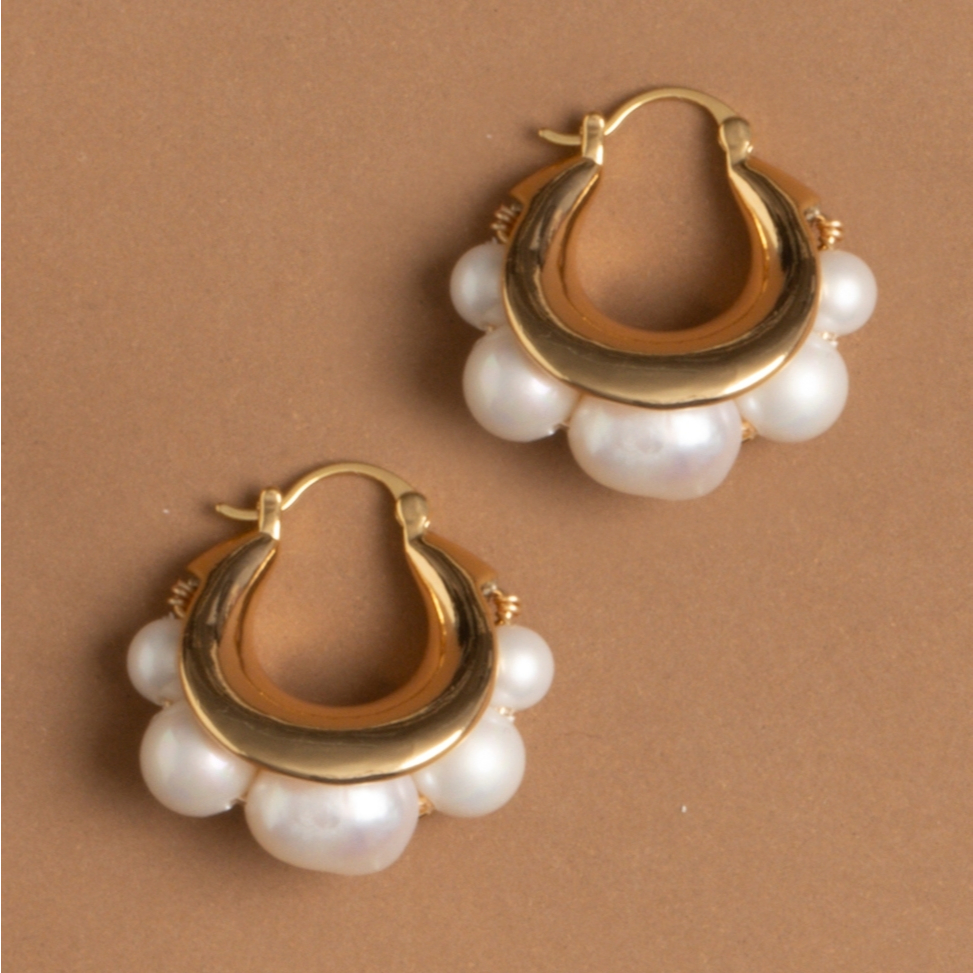 WHITE PEARL BEAD CHUNKY HUGGIE EARRINGS - ต่างหูห่วงหนาทรงฮักกี้ ประดับลูกปัดไข่มุกสีขาว