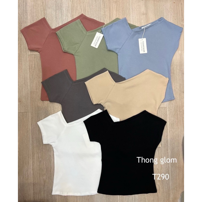 Thong glom (T290) เสื้อคอปาดไหล่เฉียง ทรงเกาหลี อันยองมากค่ะสาวๆ เป็นดีเทลไหล่เกร๊ๆเลยค่ะ