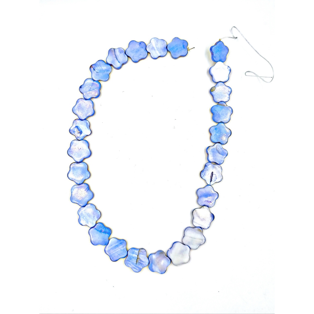 ลูกปัดเปลือกหอยมุกแท้ลักษณะเป็นรูปดอกไม้สีฟ้า ขนาดประมาณ 15mm - Mother-of-Pearl Blue Flower ฺBead (LZ-0686)