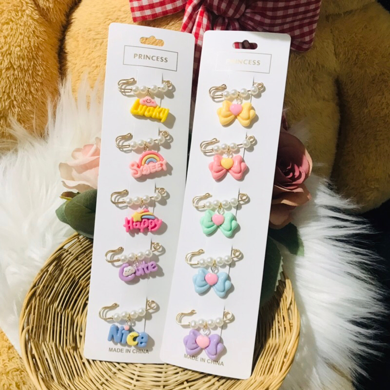 เข็มกลัดแฟชั่น 🦋KN3 เจ้าชายกบ 5 ชิ้น เข็มกลัด 3.8 ซม. ตกแต่งประดับเสื้อผ้า กระเป๋า พร้อมส่ง