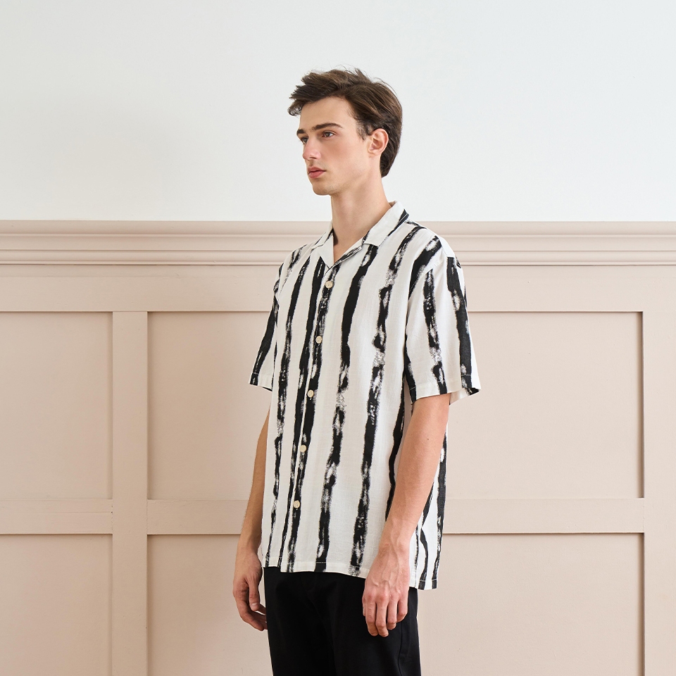OASIS เสื้อฮาวาย เสื้อเชิ้ตผู้ชาย แขนสั้น ลายพิมพ์ รุ่น MWSOH-4749-L สีลาย พื้นสีเบจ, กากี, ขาว - รูปที่ 3