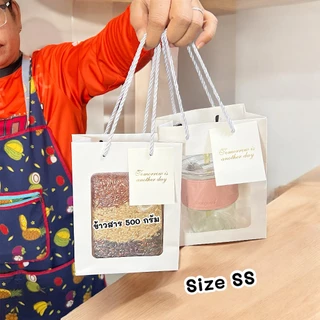 (รหัส75)ถุงกระดาษหน้าใส พร้อมป้ายห้อย มีหูหิ้วเชือกเกลียว ใส่ตุ๊กตา ดอกไม้ (1 แพ็ค มี 5 ใบ)