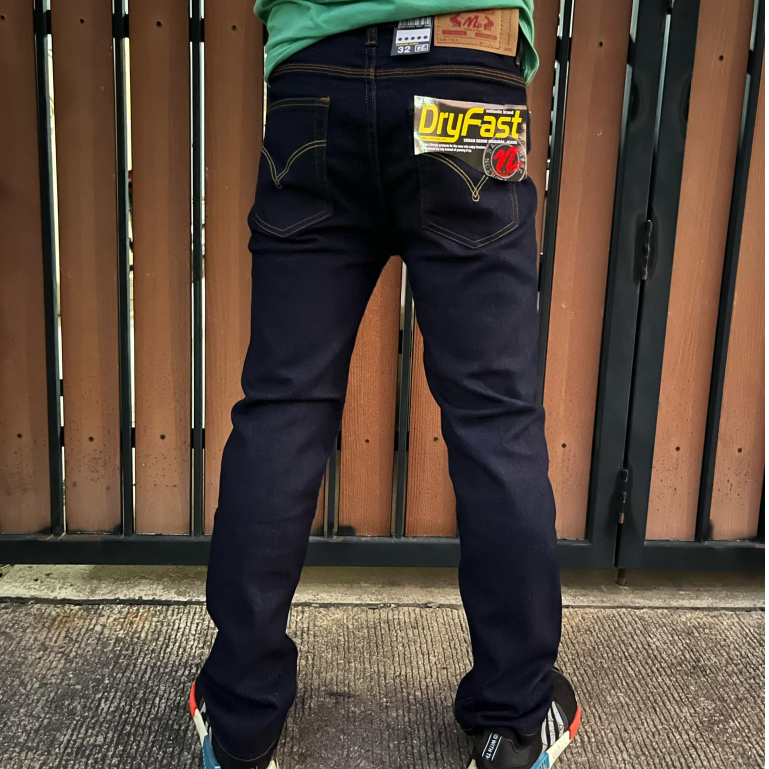 กางเกงยีนส์ขากระบอกเล็กผ้ายืดมีหลายสีให้เลือกแบบกระดุมใส่ขับรถทำงานจะลุกจะนั่งก็สบายเพราะเป็นผ้ายืด