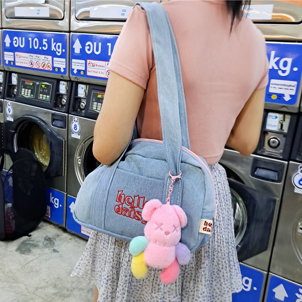 Hello Daisy  กระเป๋ายีนส์ปัก  ยีนส์ฟอกน้ำเงินอ่อน  สี light denim
