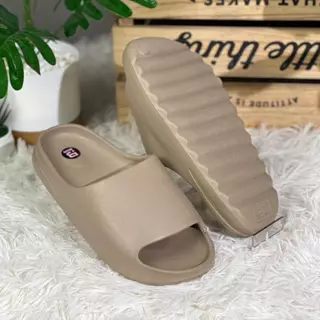Cyb3 ทรงหน้ากว้าง 🔥จัดส่งจากไทย🔥รองเท้านิ่มมาก ใส่สบายสําหรับผู้ชายและผู้หญิง เพื่อสุขาภาพ สูง2.5 cm. 39บาทมีความบางกว่า