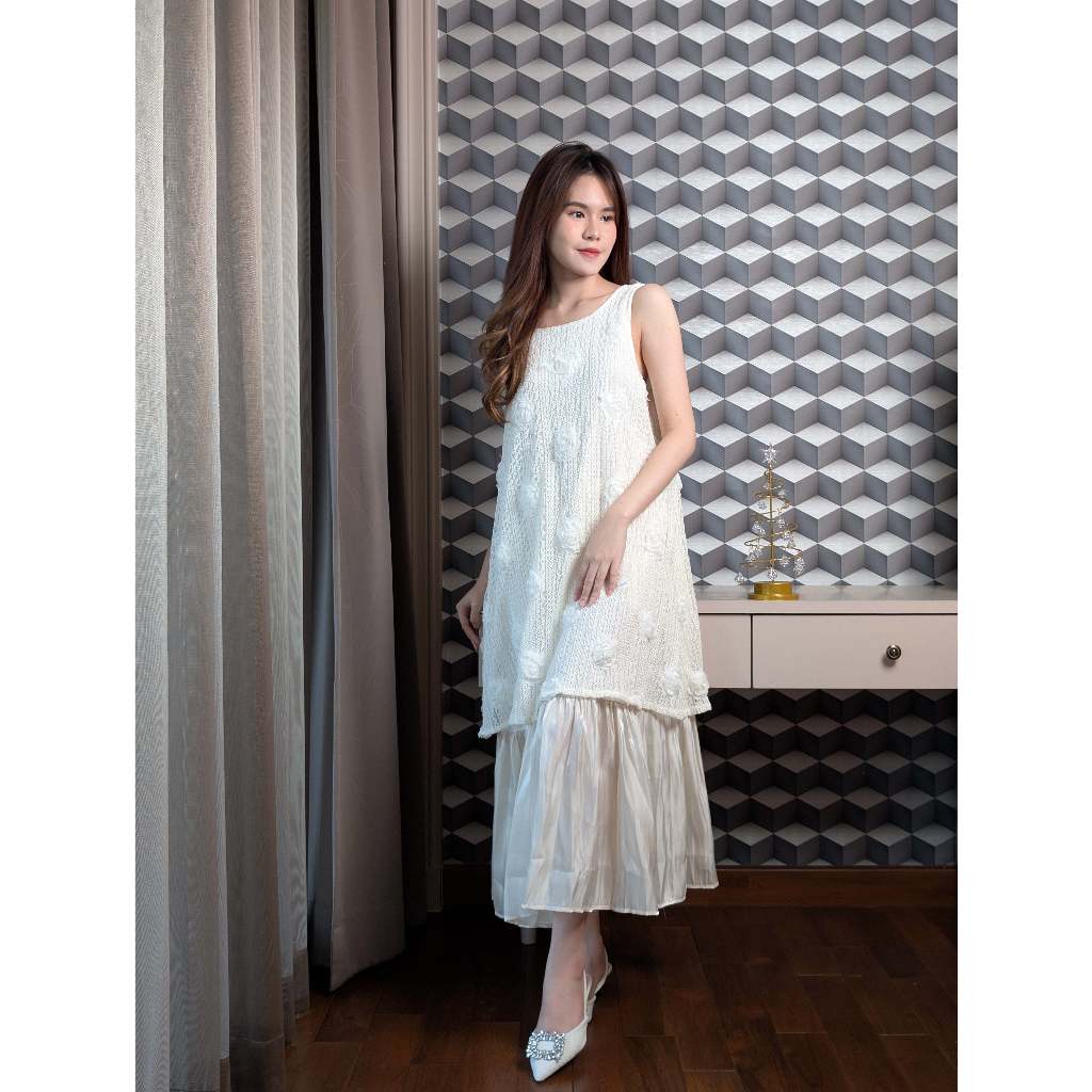 เดรสยาวลูกไม้กุหลาบ Rose Lace Dress - THE RUNWAY