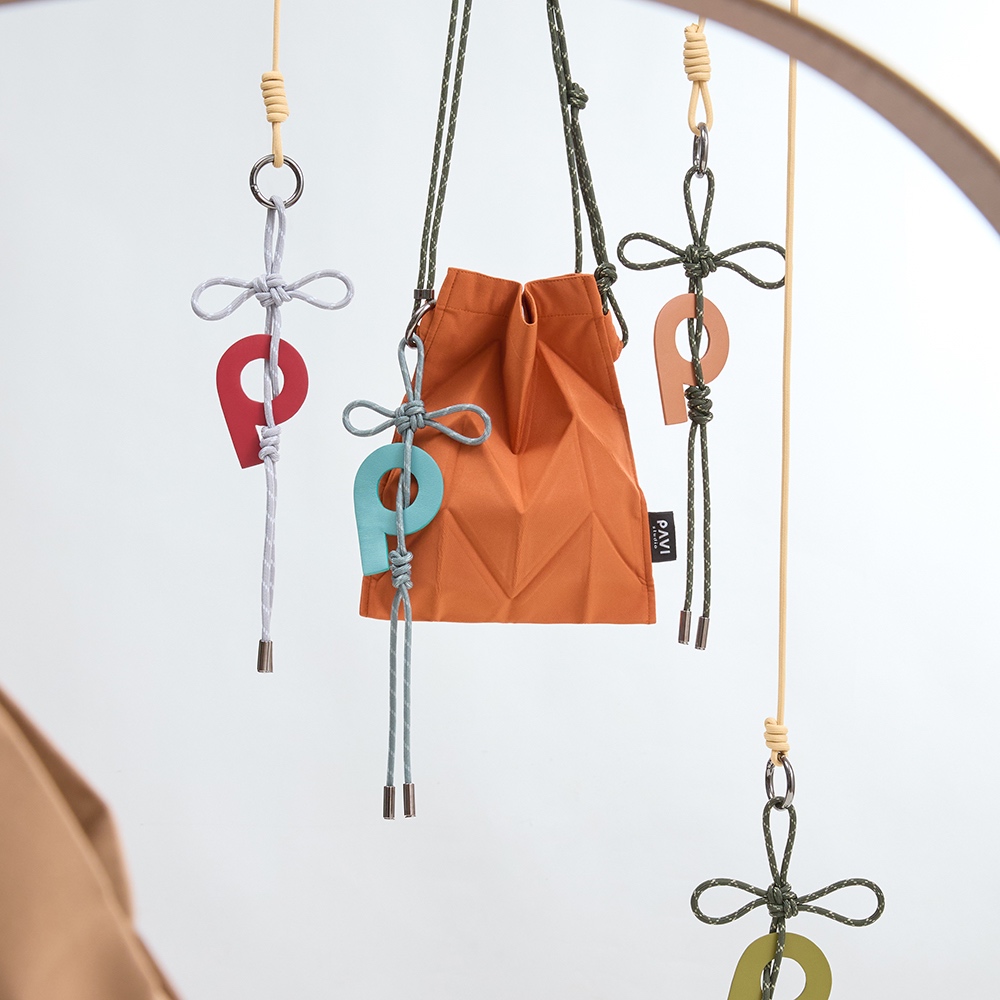 Pavi Studio - Charm P ที่ห้อยกระเป๋าลาย P หนังแท้ มี 8 สี