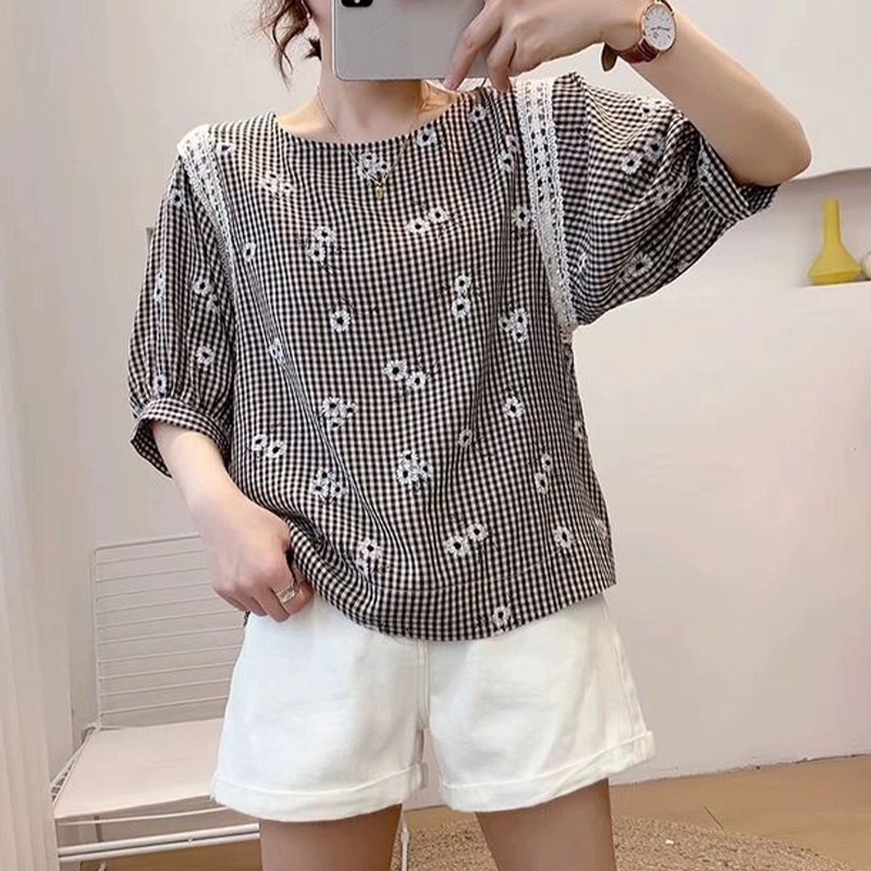 Jukoy สินค้ามาใหม่ เสื้อแฟชั่นผู้หญิง เป็นงานลายตารางพร้อมลวดลายดอกไม้ ทรงสวย ผ้าไม่หนา ใส่สบาย ชอบสีไหนรีบมาจัดไปได้เลย