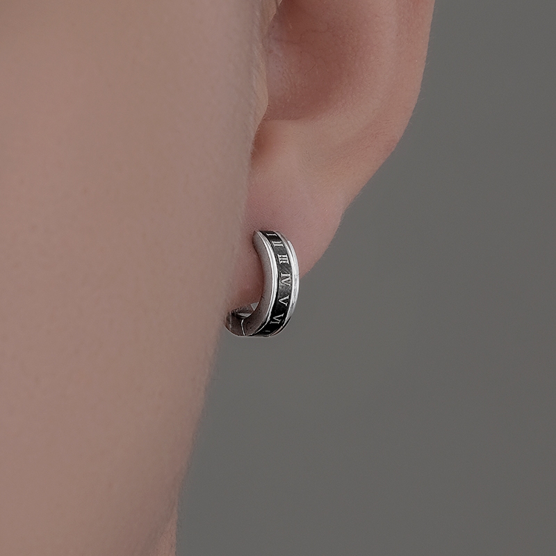 1 คู่ ต่างหูห่วงตัวเลขโรมัน สไตล์เกาหลี ต่างหูห่วงลายวินเทจสําหรับผู้ชาย เรียบหรู ใส่ได้ทุกโอกาส - รูปที่ 2