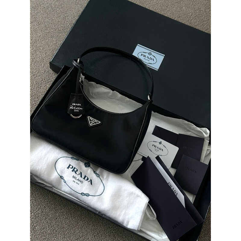 Prada  Re-Edition 2005 ( หูหนัง )