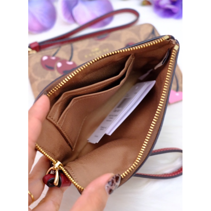 Coach CZ450 กระเป๋าคล้องมือ ไซส์ Sซิปเดียว ลายc เชอร์รี่ค่ะ