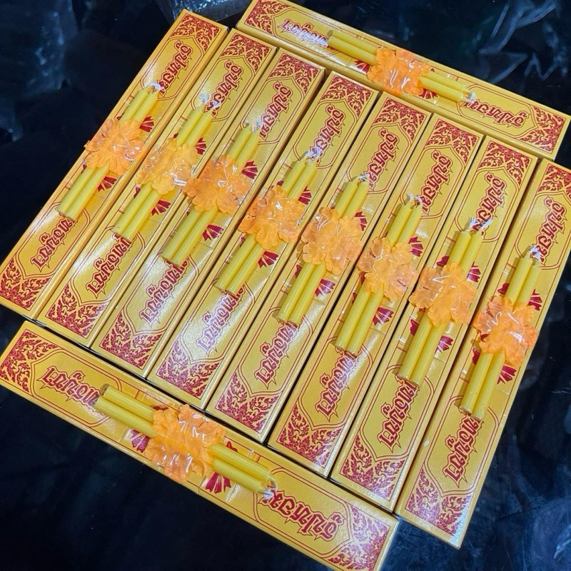 ธูปชุดติดเทียน 3 บาท สำหรับถวายพระ ใส่สังฆทาน ใส่บาตร กล่องสีเหลือง ติดดอกไม้ที่กล่อง