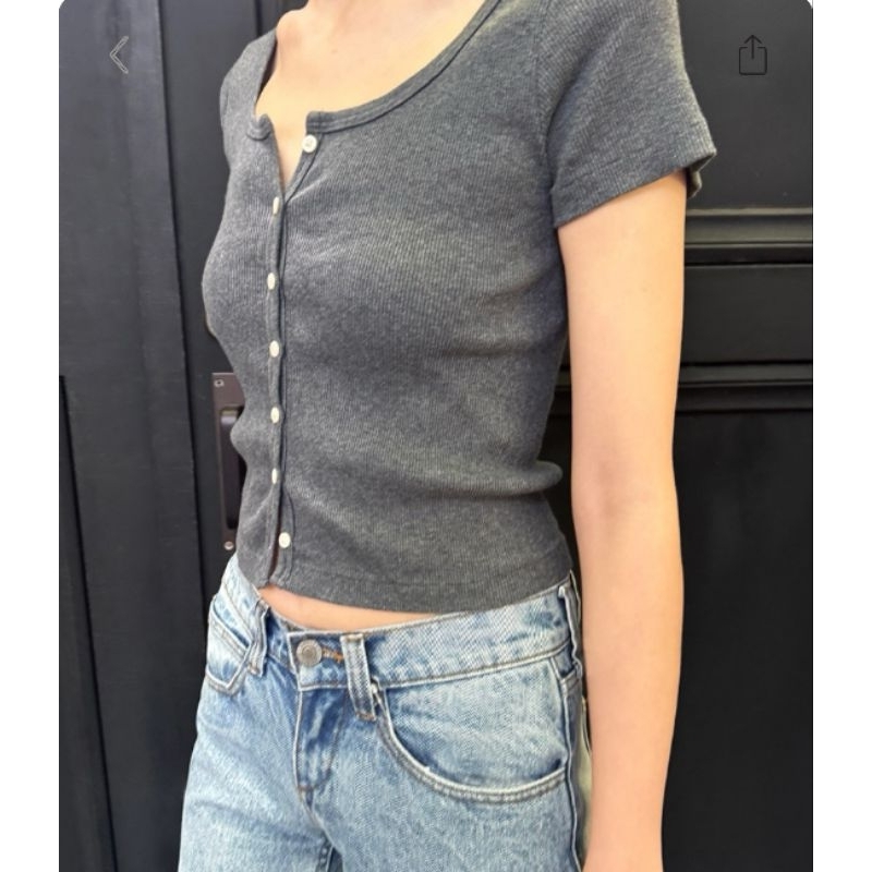 พร้อมส่งจากไทยBrandy Melville Zelly top เสื้อกระดุมหน้าสีเทาเข้ม