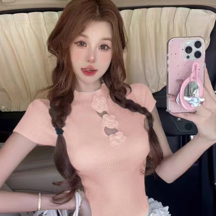 พร้อมส่งในไทย** ไหมพรมคอจีน แต่งดอกไม้ด้านหน้า Y194