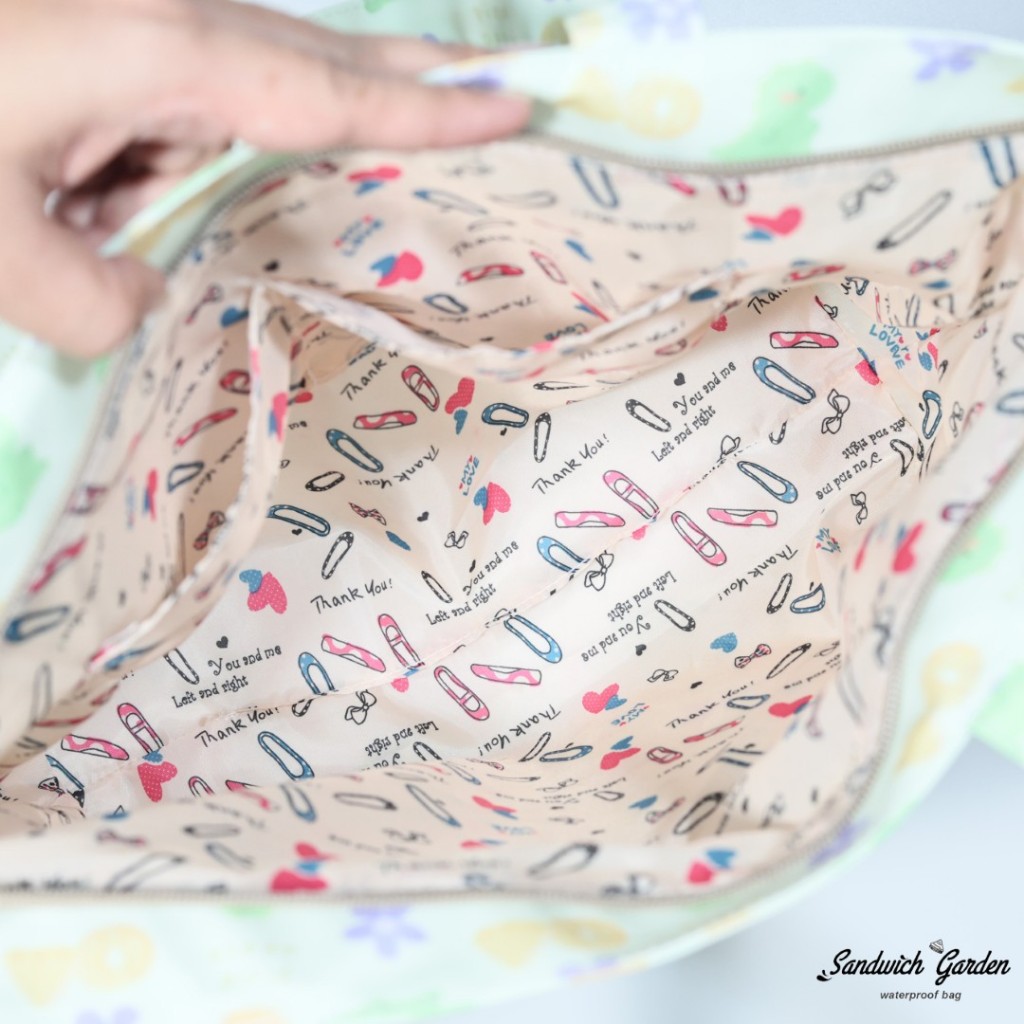 กระเป๋าสะพายไหล่แนวนอน วัสดุผ้าเคลือบกันน้ำแบบเนื้อด้าน แบรนด์ Sandwich Garden